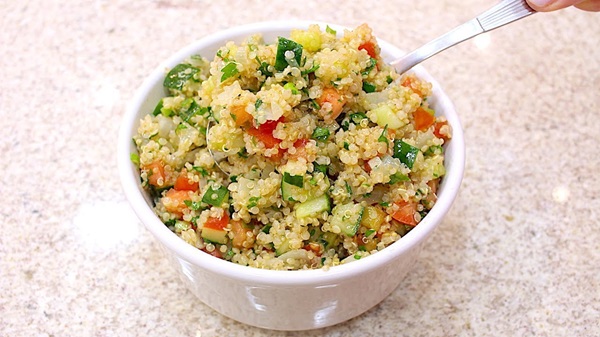 Salada de quinoa com tomate e manjericão